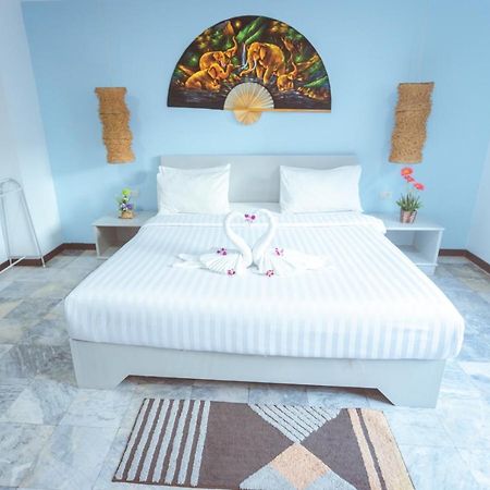 Nirvana Hotel Patong Buitenkant foto
